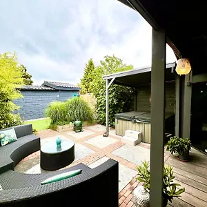 https://cozy-chalet-with-sauna-jacuzzi-and-yard-near-amsterdam.utrechthotels.net